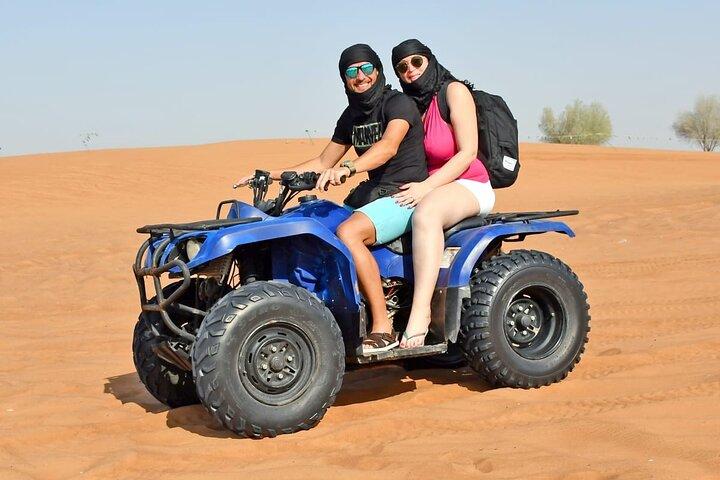 Safari nel deserto con 30 minuti di tour in quad in cammello e barbecue