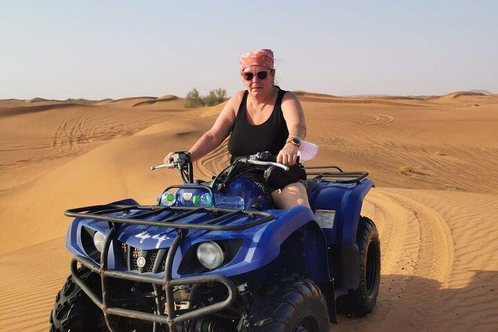 Safari nel deserto con 30 minuti di tour in quad in cammello e barbecue