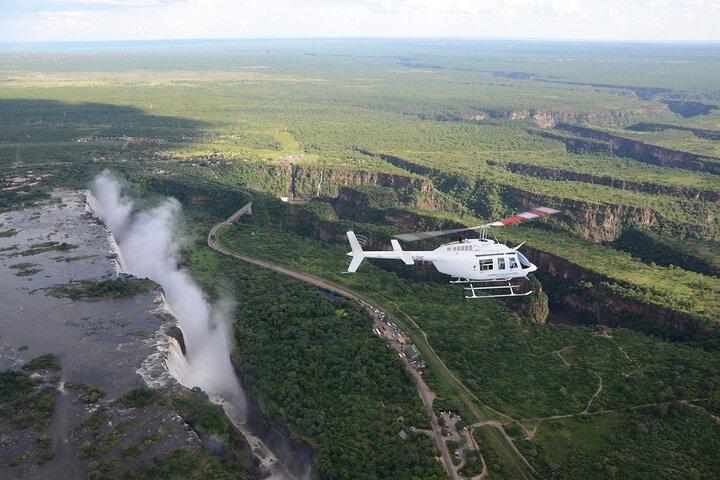 ビクトリアフォールズ上空の天使のヘリコプター飛行の15分間の飛行