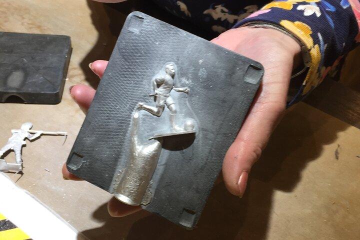 Verf een metalen miniatuur