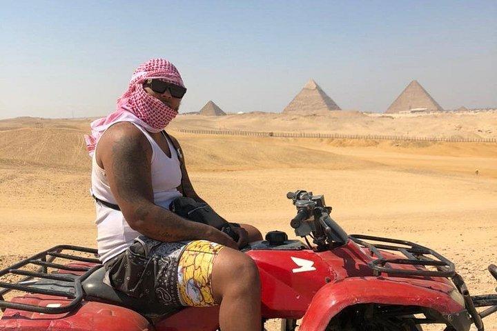 ギザピラミッドサハラ周辺のクワッドバイクATVライド