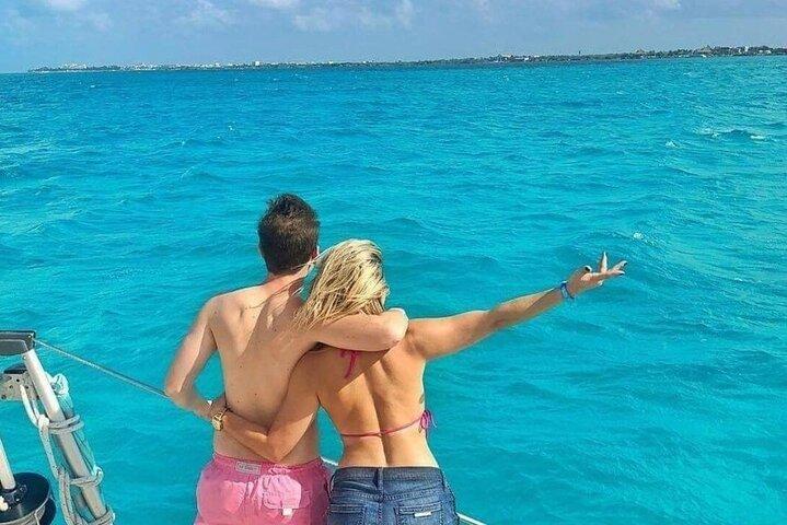 Experiência de catamarã apenas para adultos para Isla Mujeres + Clube de praia exclusivo