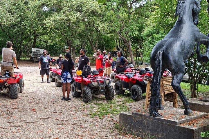 グアナカステビーチ、川、森を巡るATVオフロードツアー