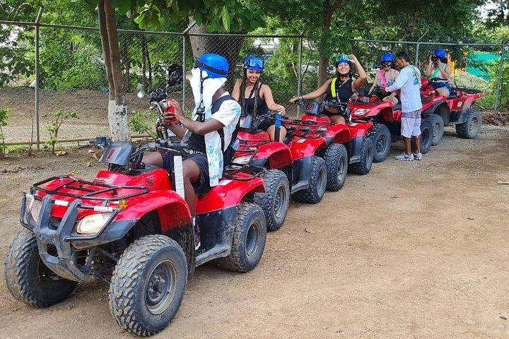 グアナカステビーチ、川、森を巡るATVオフロードツアー