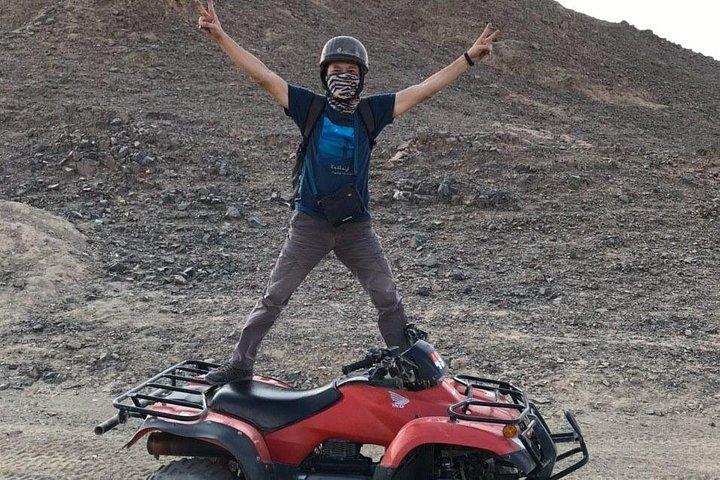 ギザのピラミッド、スフィンクス、ラクダに乗ってクワッド ビック ATV を運転。