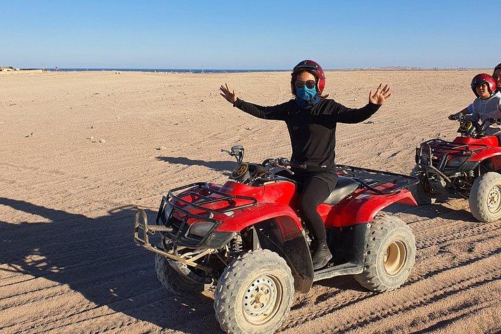 ギザのピラミッド、スフィンクス、ラクダに乗ってクワッド ビック ATV を運転。