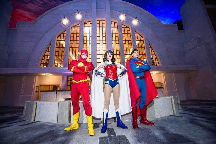 Ticket ohne Anstehen für Warner Bros. mit Abholung und Rückgabe
