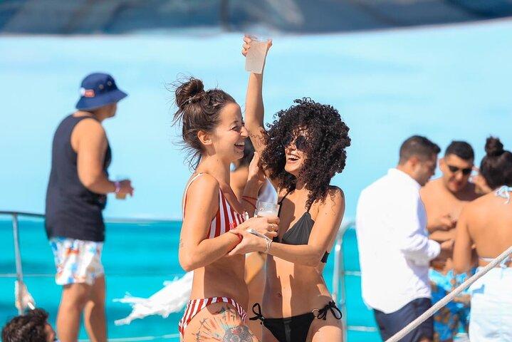 Increíble Fiesta en Catamarán + Barra Libre - ¡Solo Adultos!