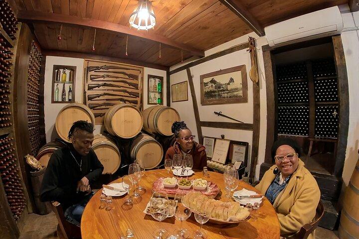 Wijntour- Familiebezoek aan wijnmakerij, eten proeven en boottocht op het Skadar-meer