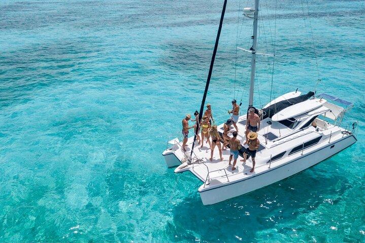 カンクンプライベートカタマランイスラムヘレスドリンクシュノーケリングランチ楽しい