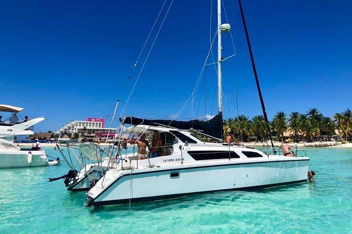 Isla Mujeres privécatamaran, cruisen, snorkelen met plezier !!