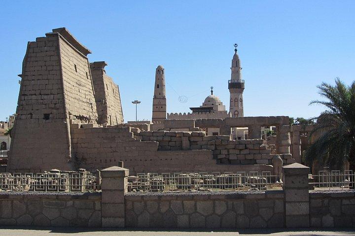 ルクソールの古代名所、伝統的な馬車での市内観光