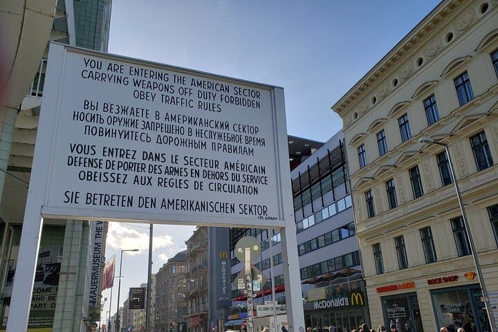 Berlin: Private Highlights Walking Tour with Local Guide and Hotel pickup