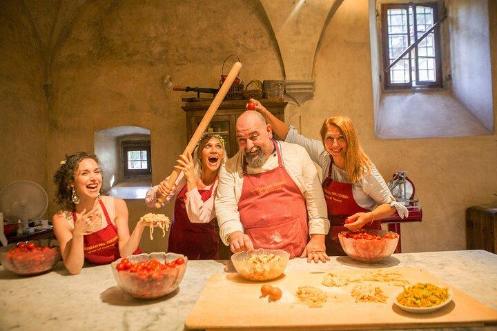 Kleine groepscursus pasta maken Wijnproeven in een Toscaans kasteel