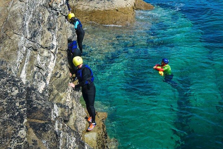 Expérience de coasteering à Newquay