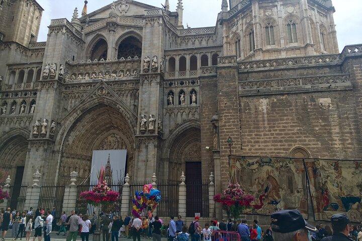 Visite guidée privée d'une journée complète de Madrid à Tolède dans un véhicule de luxe