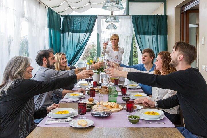 Esperienza culinaria a casa di un locale a Catttolica con Show Cooking