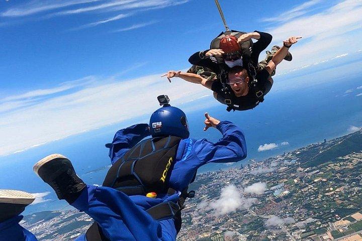 First Jump Tandem Skydive Pattaya inclui transferência de coleta