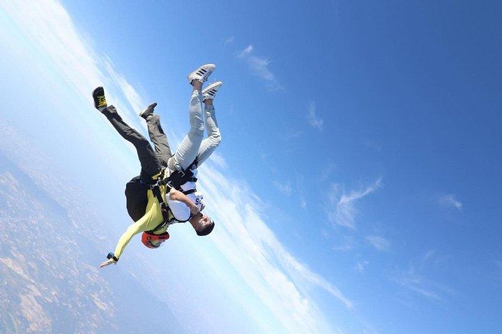 First Jump Tandem Skydive Pattaya inclui transferência de coleta