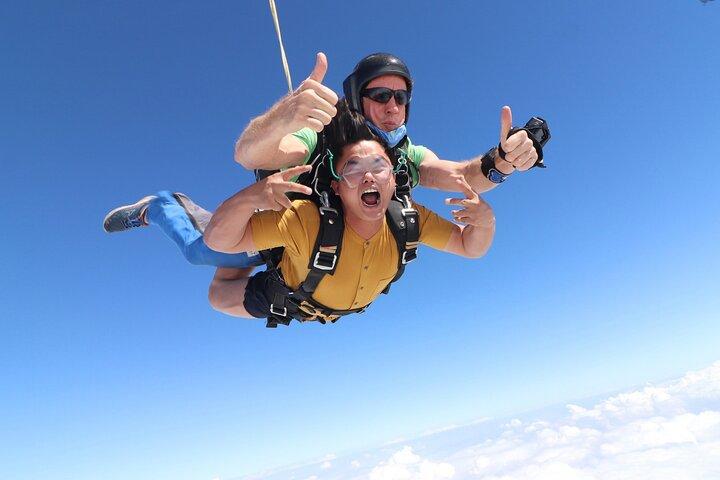 First Jump Tandem Skydive Pattaya inclui transferência de coleta