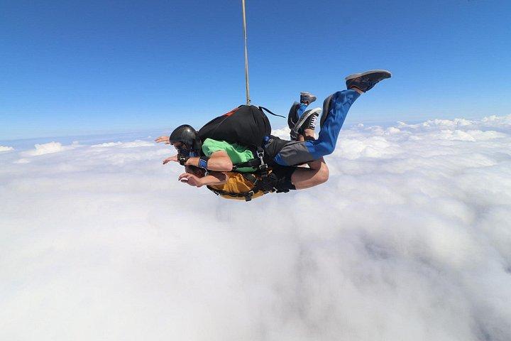 First Jump Tandem Skydive Pattaya inclui transferência de coleta