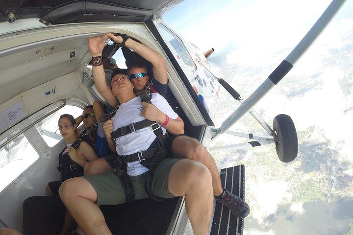 First Jump Tandem Skydive Pattaya inclui transferência de coleta