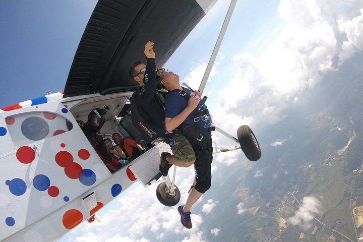 First Jump Tandem Skydive Pattaya inclui transferência de coleta