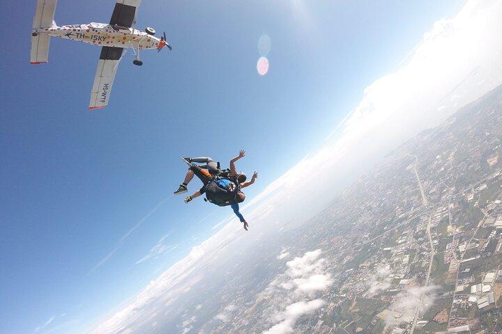 First Jump Tandem Skydive Pattaya inclui transferência de coleta