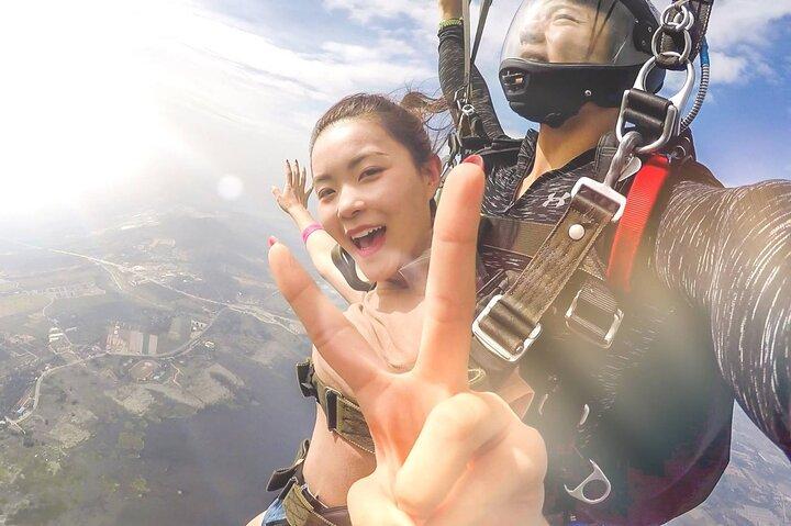 First Jump Tandem Skydive Pattaya inclui transferência de coleta