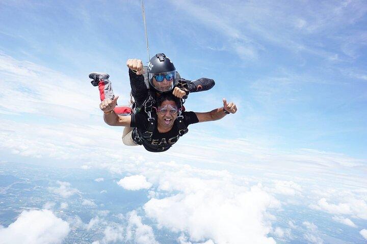 First Jump Tandem Skydive Pattaya inclui transferência de coleta
