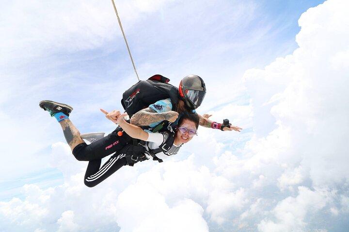 First Jump Tandem Skydive Pattaya inclui transferência de coleta