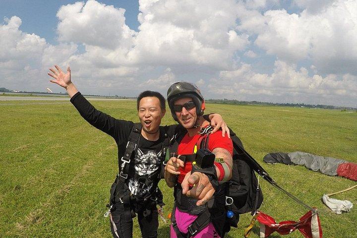 First Jump Tandem Skydive Pattaya inclui transferência de coleta