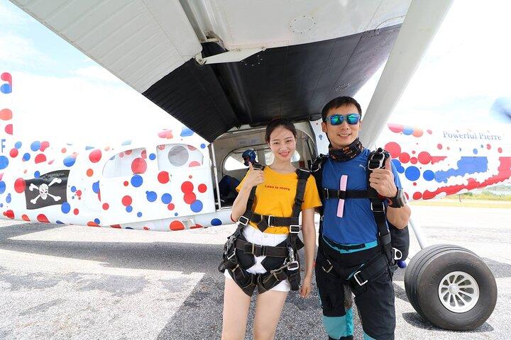 First Jump Tandem Skydive Pattaya inclui transferência de coleta
