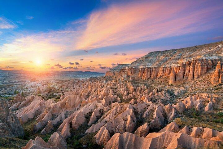 Tour de día completo a Capadocia con puesta de sol y una copa de vino