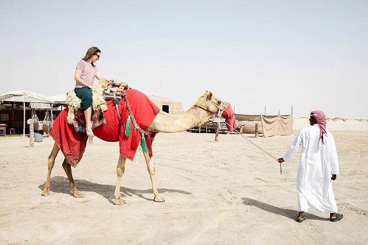 Desert Safari Combo: Kamelreiten, Sandboarden & Binnenseebesuch