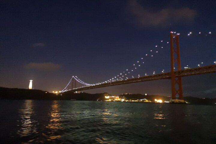 Navigation de nuit - MOONLIGHT Boat Tour -Exclusive Lisbon City Lights
