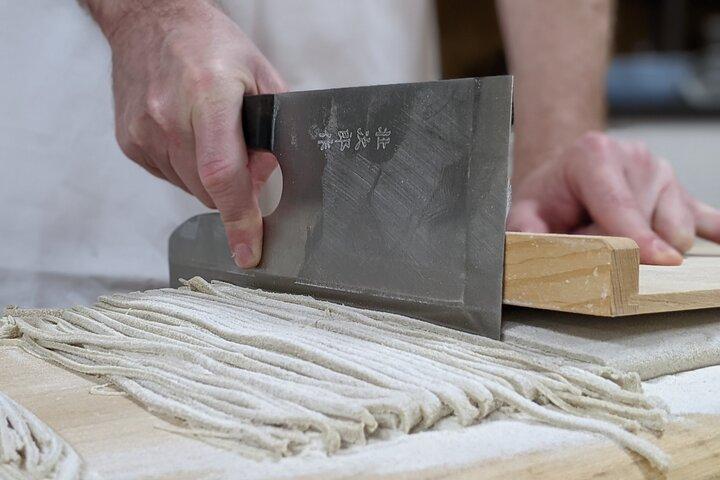 Fabrication de soba faits à la main et déjeuner au wasabi frais