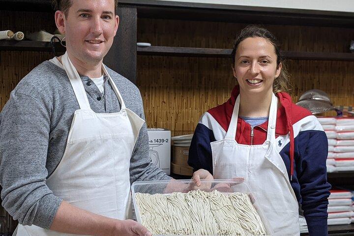 Fabrication de soba faits à la main et déjeuner au wasabi frais