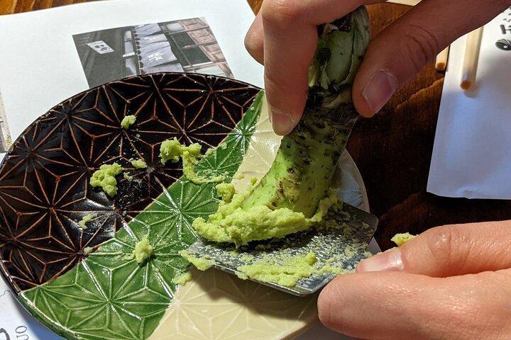 Fabrication de soba faits à la main et déjeuner au wasabi frais