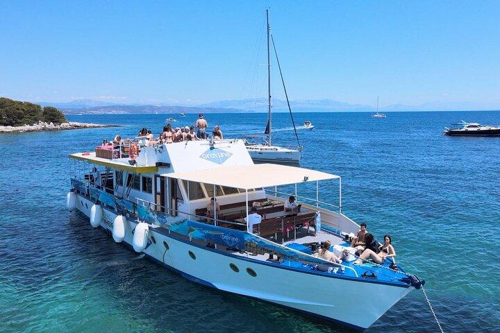 Cruzeiro panorâmico ao pôr do sol na Riviera Split com vibrações de verão no barco