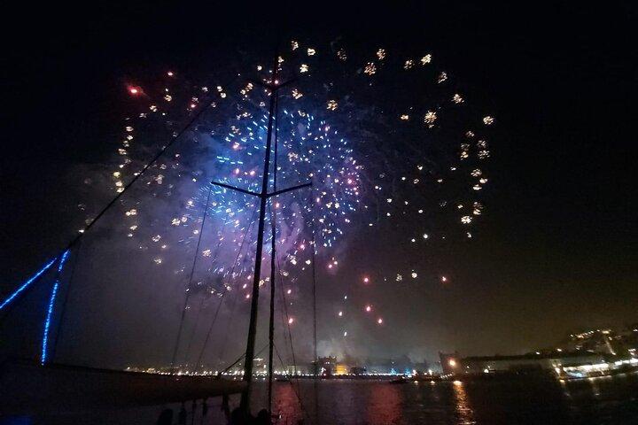 Silvester auf einem Boot mit Champagner und Feuerwerk