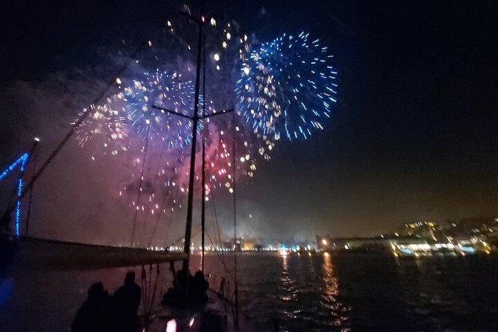 Silvester auf einem Boot mit Champagner und Feuerwerk