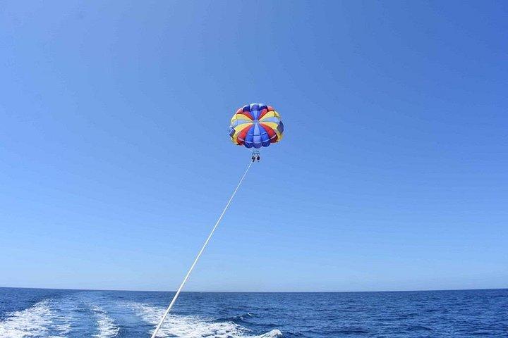 タウリトモガンまたはプラヤデルイングレスでのパラセーリング