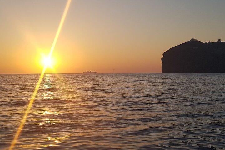 サントリーニ島5時間プライベートデイまたはサンセットツアー（Bbqとドリンク付き）
