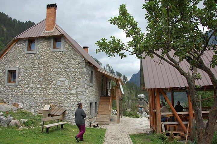 Tour di 2 giorni al lago Komani, Valbona e Prizren da Tirana (3-6 persone)
