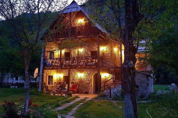 Tour di 2 giorni al lago Komani, Valbona e Prizren da Tirana (3-6 persone)