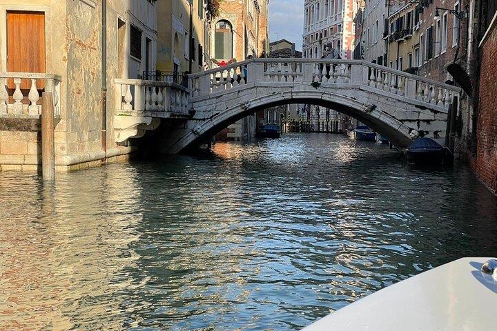 Veneza: Os canais escondidos em um barco elétrico
