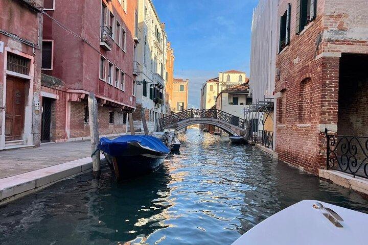 Venedig: Die versteckten Kanäle auf einem Elektroboot
