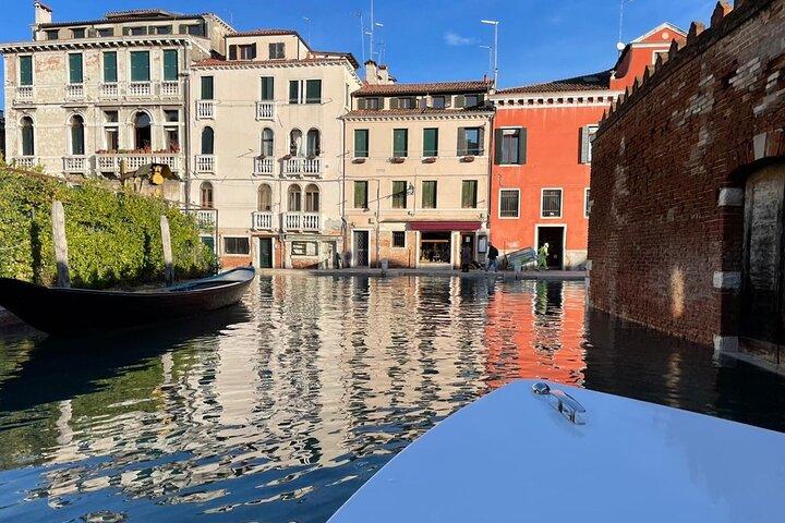 Venedig: Die versteckten Kanäle auf einem Elektroboot
