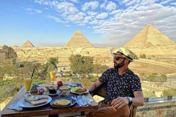 Giza: Dinner with Pyramids All Around You at Rooftop7000